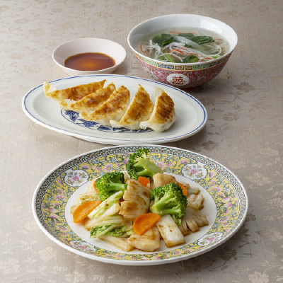 いかとブロッコリーのオイスターソース炒め・レンジで簡単餃子・かにかまと青菜の中華スープ