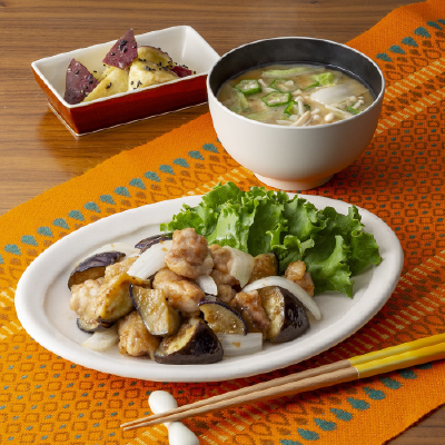 鶏肉と茄子のみぞれ炒め・えのきと白菜のみそ汁・レンジおさつのごまがらめ