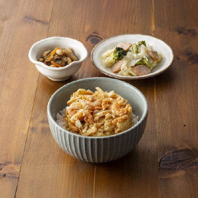 海鮮かき揚げ丼・じゃが芋とソーセージのバターソテー・鶏肉と大豆の五目煮