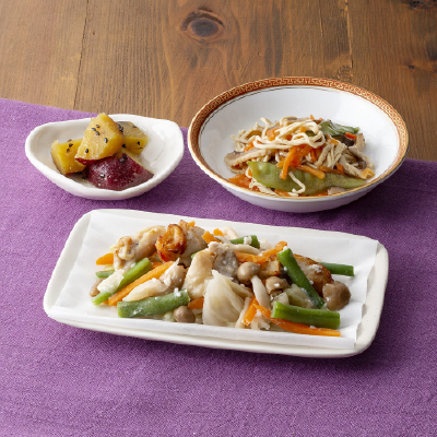 紙包み　鶏肉と野菜の塩麹蒸し・豆腐干の中華あえ・大学芋